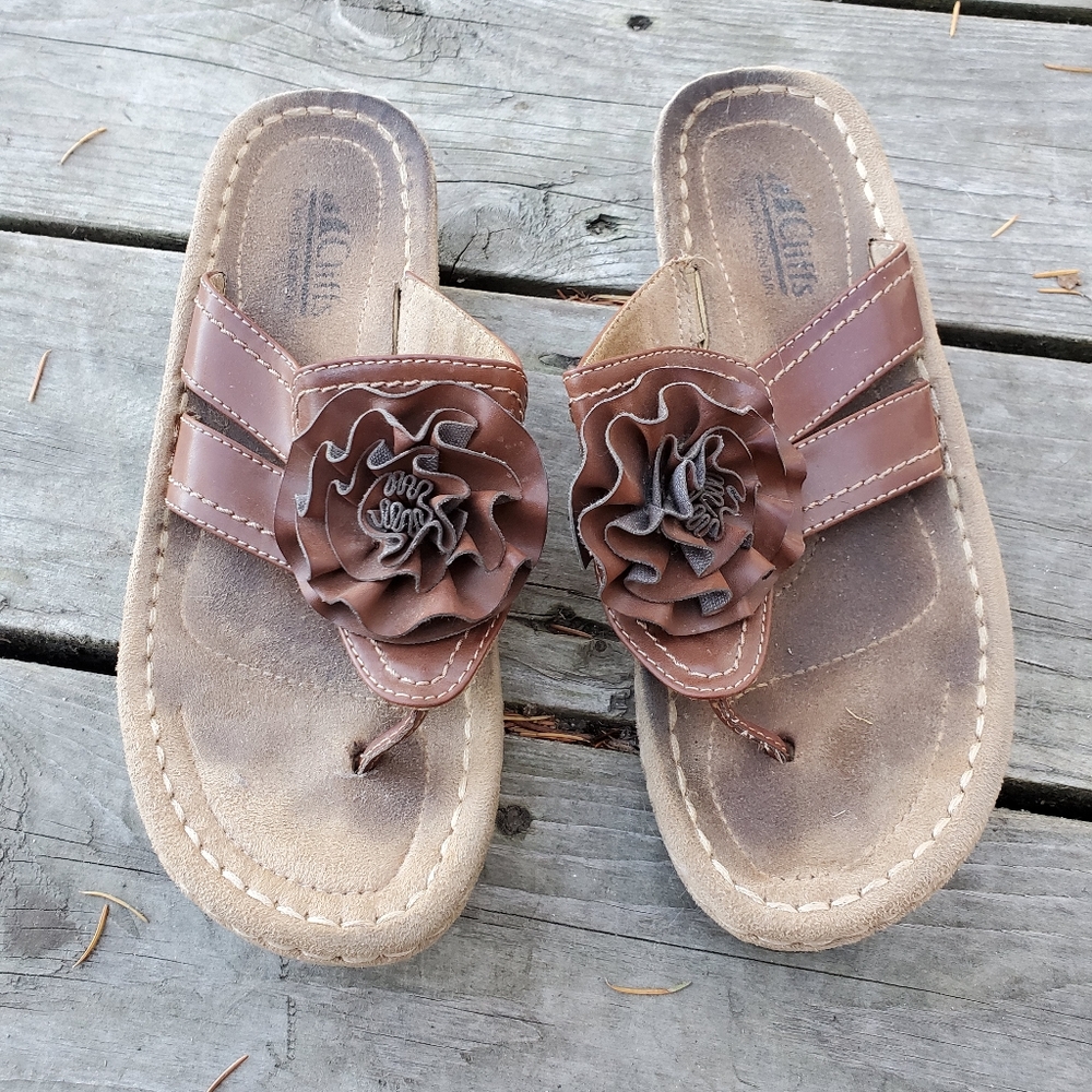 Brown leather thong sandals with flower detail